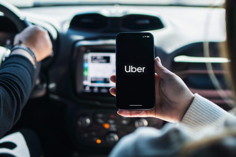 Navigating the Streets: How to Book a Cab Using the Uber Mobile App